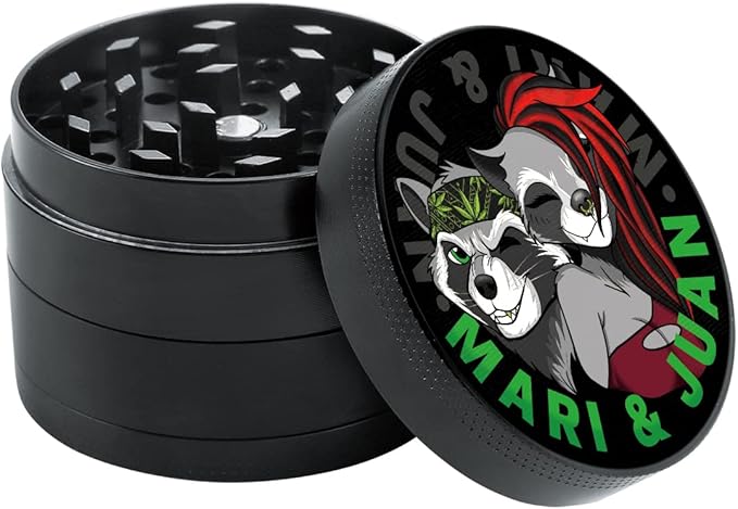 Mari & Juan Premium Grinder Set 2024 | 4-teilig, ø 48 mm, Höhe 3,7 mm | Aus hochwertigem Zink | Kräutermühle inkl. Pollenschieber | Ideal für Gewürze & Kräuter - Mari & Juan