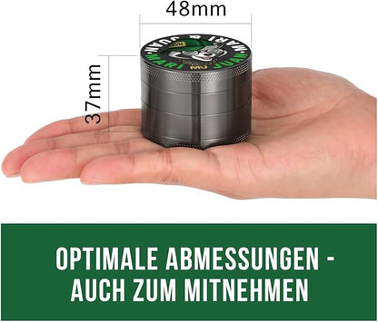 Mari & Juan Grinder I 4-teilig I ø 4,8 cm mit einer Gesamthöhe von 3,7 cm I aus hochwertigem Zink I Graue Kräutermühle zum Mahlen von Kräuter und Gewürze I inkl. Pollenschieber - Mari & Juan